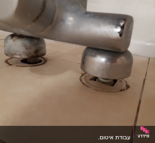 חיבור ברז מתכת לרצפה עם אטם גומי